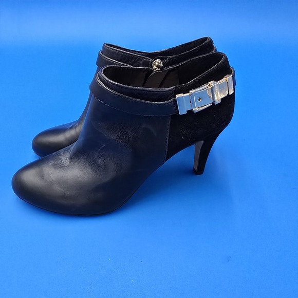 Vince Camuto Vanny Heel Ankle‎ Booties Size 7.5M Black Leather Gold Metal Buckle - Picture 1 of 10